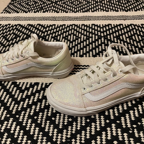 Girls Vans. UV color changing from white to purple when in the Sun. Size 3 - Picture 5 of 6